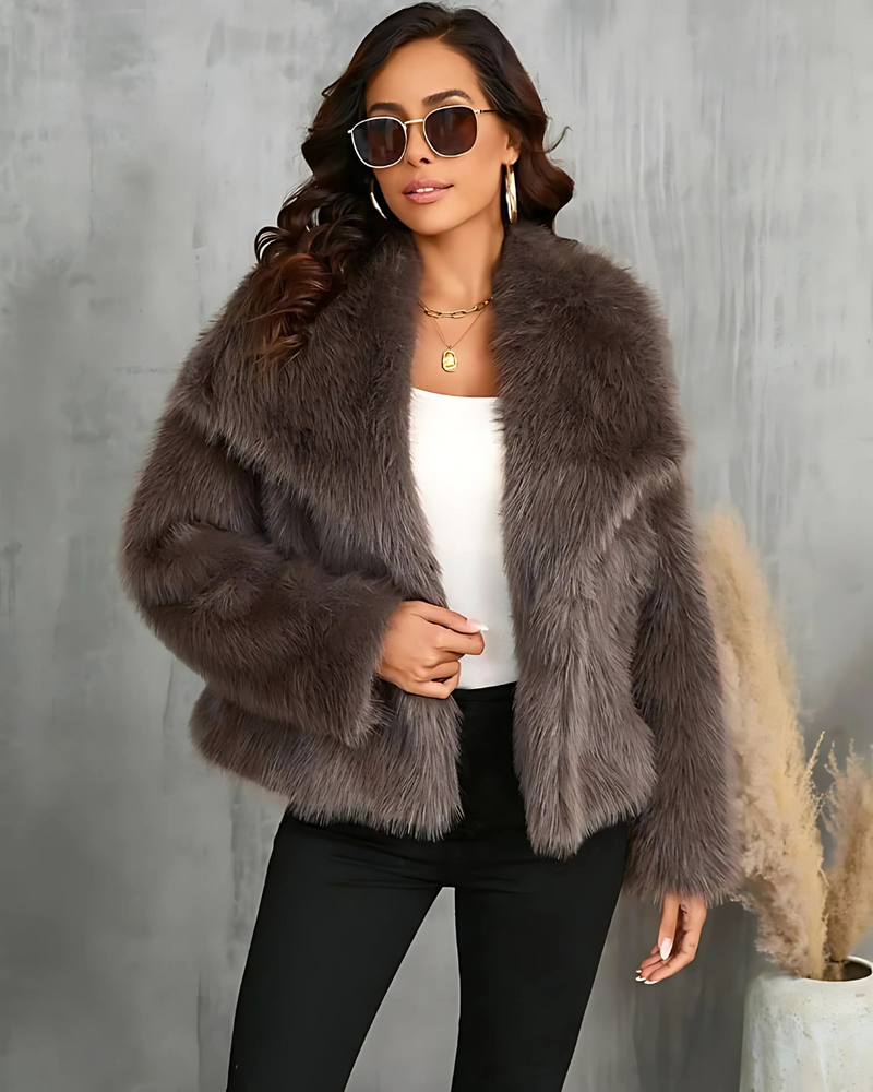 Casaco Sabrina felpuda e gola ampla